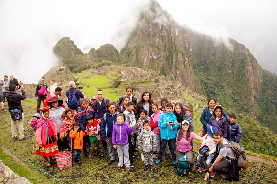 Volunteers working with children in Machu Picchu 